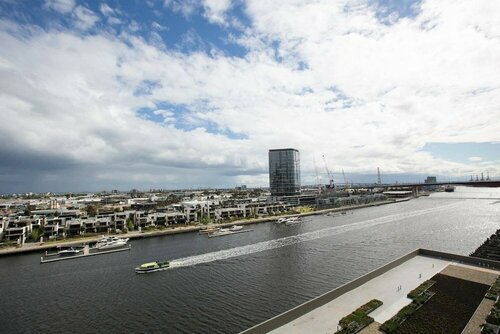 Гостиница Delightful 2br Riverview@docklands в Мельбурне