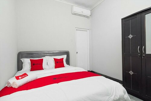 Гостиница RedDoorz near Batik Tulis Celaket 2 в Маланге