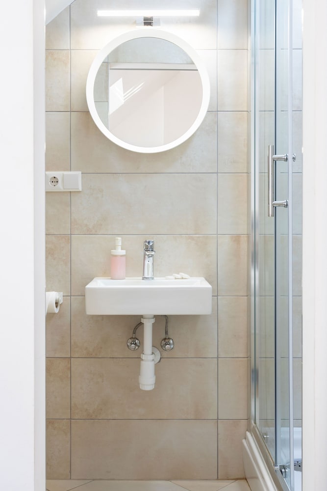 Фото Newly Refurbished Studio Near City Center