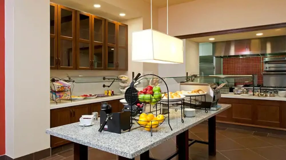 Фото Hilton Garden Inn Milwaukee Downtown