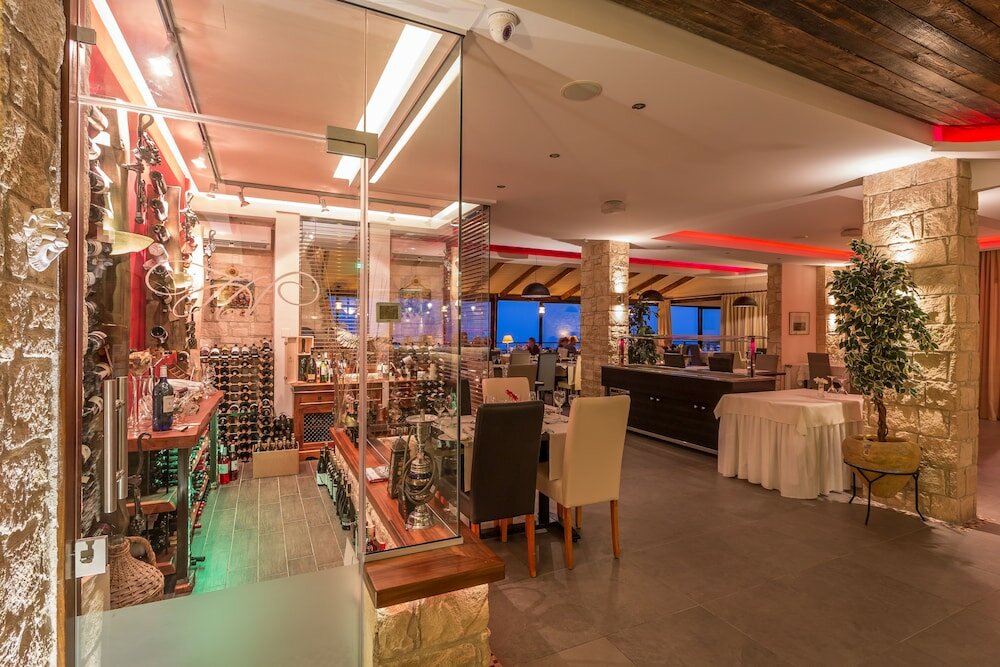 Фото Hill View Restaurant & Apartments