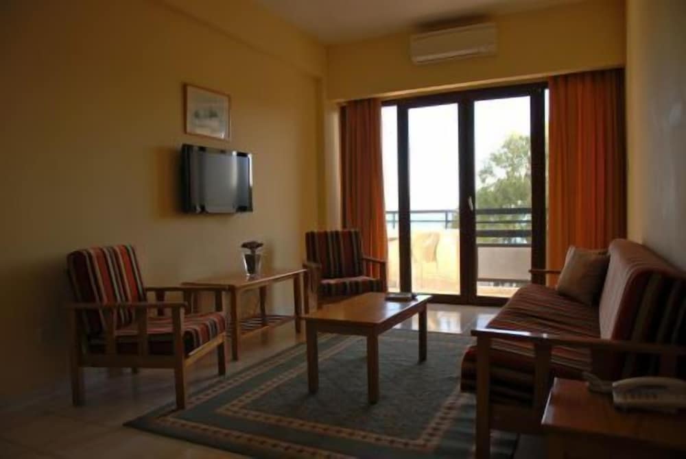 Фото Pigeon Beach Hotel Apartments