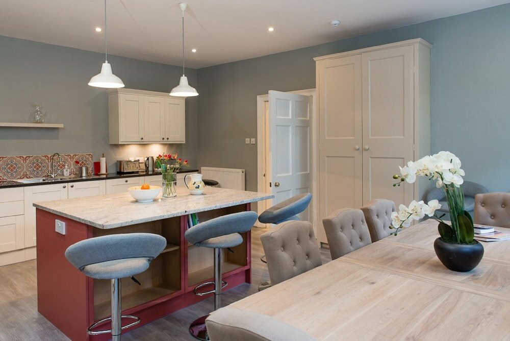 Фото Authentic Central 3-Bedroom Apartment