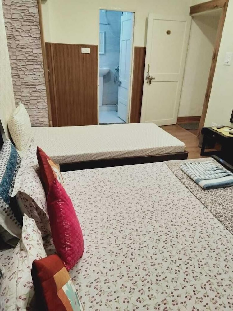 Фото Hotel Pathik