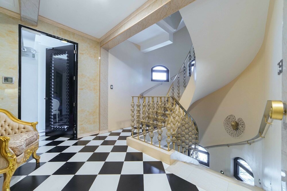 Фото RedDoorz Plus @ Aguirre Avenue Bf Homes