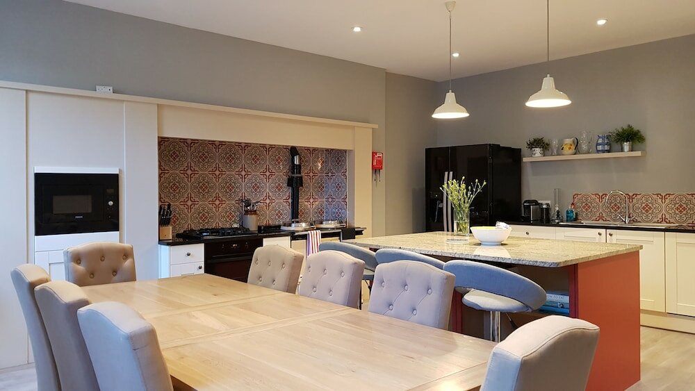 Фото Authentic Central 3-Bedroom Apartment