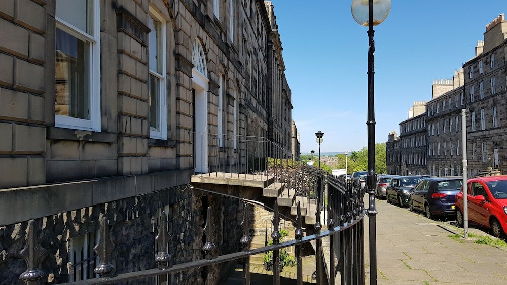 Фото Authentic Central 3-Bedroom Apartment