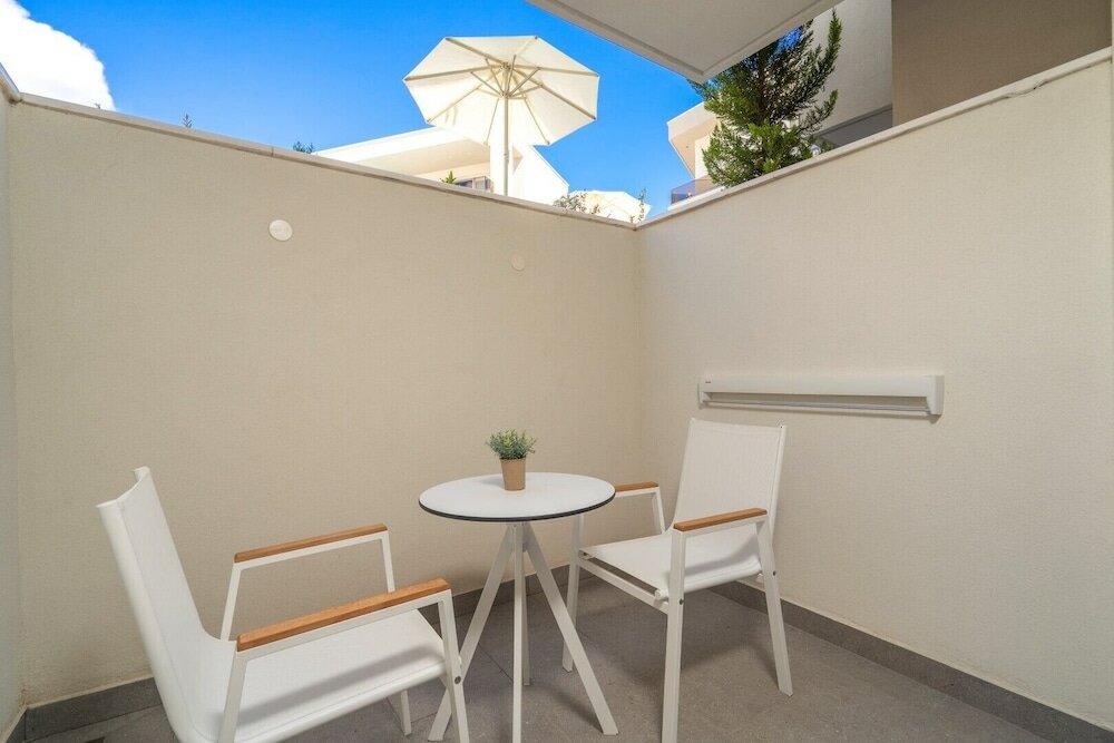 Фото Mirablue Luxury Residences