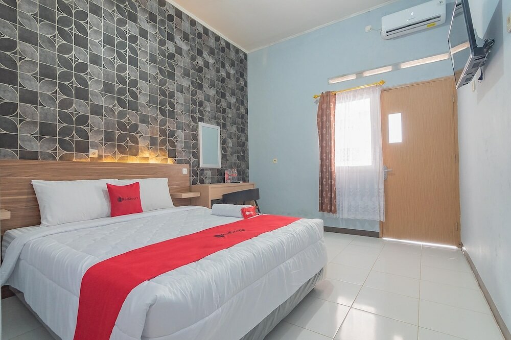 Фото RedDoorz near Alun-Alun Garut