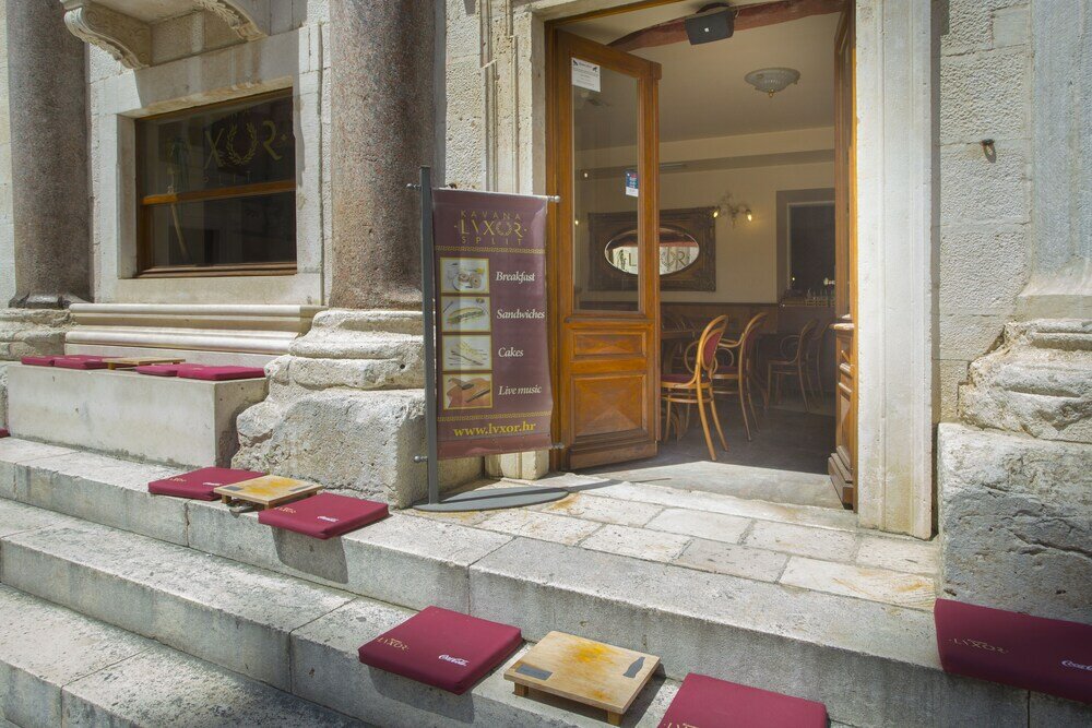 Фото Old Center Stone House