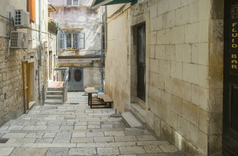 Фото Old Center Stone House