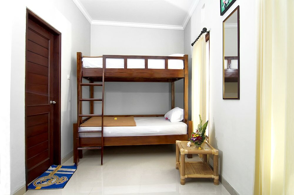 Фото Suwardika Homestay and Dormitory - Hostel