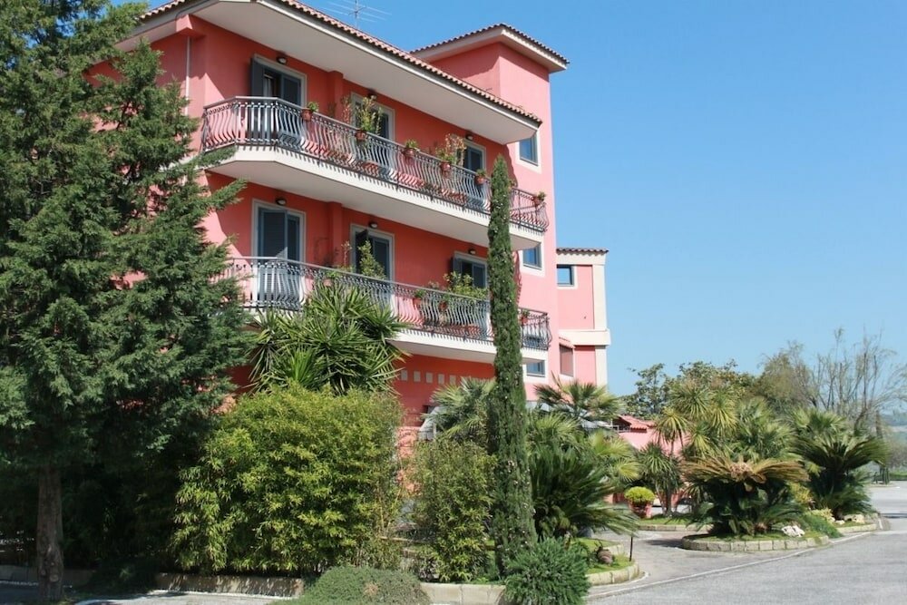 Фото отеля 1