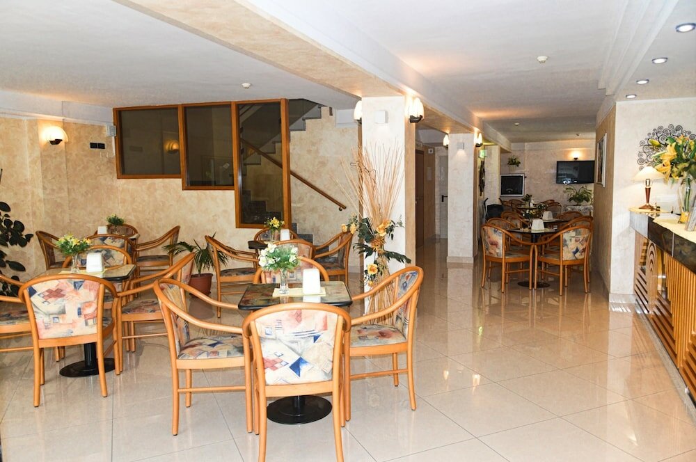 Фото Hotel Karin