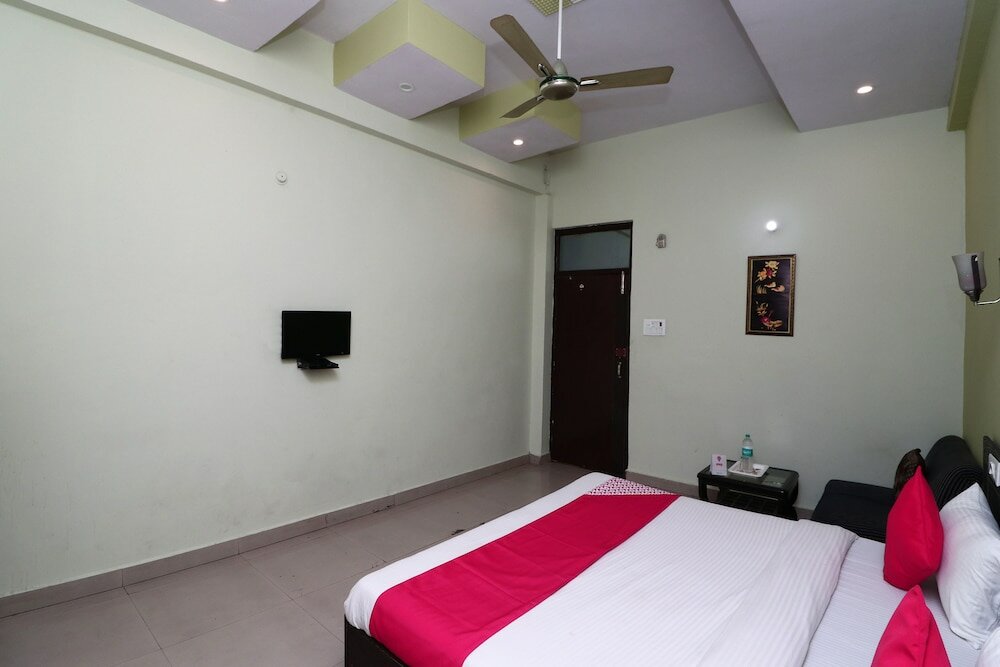 Фото Oyo 16905 The Rohtak Hyatt