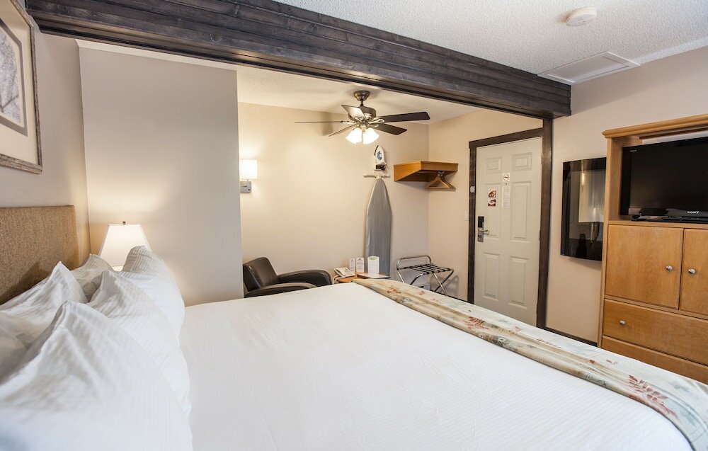 Фото Swiss Chalet Motel