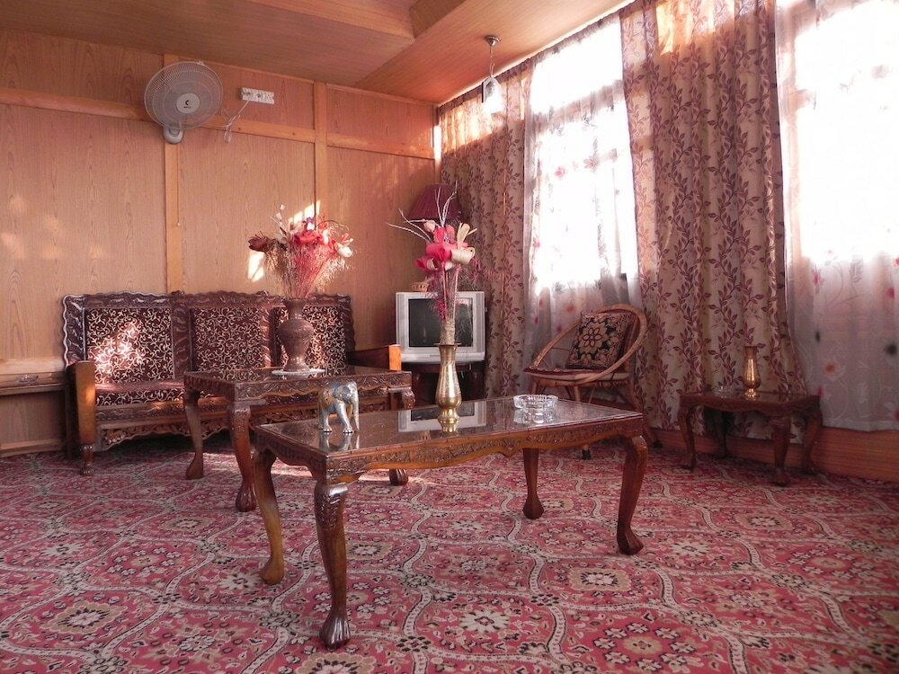 Фото Shabrose Heritage Houseboats