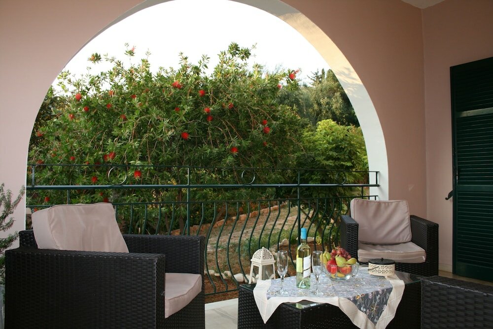 Фото Emily's Apartments