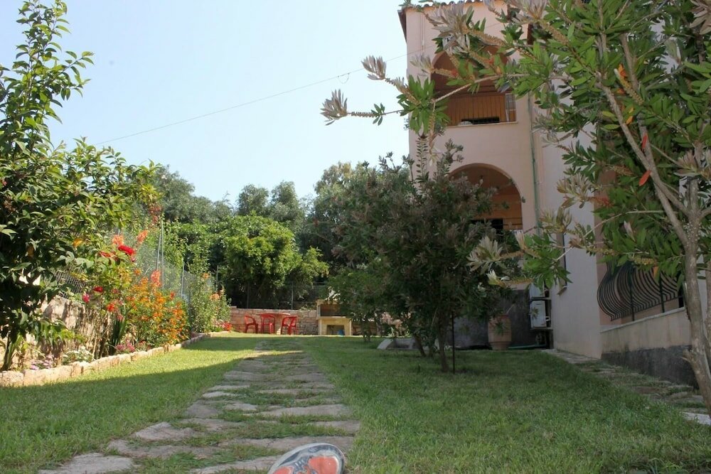 Фото Emily's Apartments