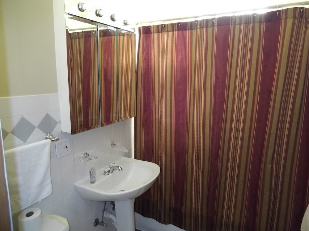 Фото Bucktown, Urban Luxury and Convenience, Near L Train Stop at Western