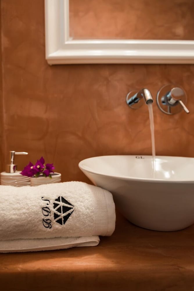 Фото Black Diamond Suites - Adults Only