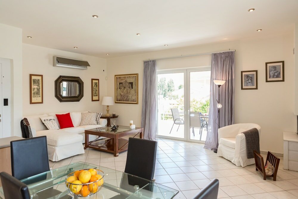 Фото Bright & Spacious two-floor Family Garden Home