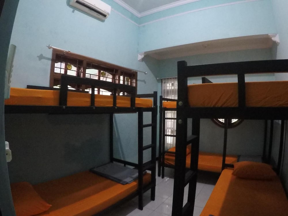 Фото Dhika Adventure - Hostel