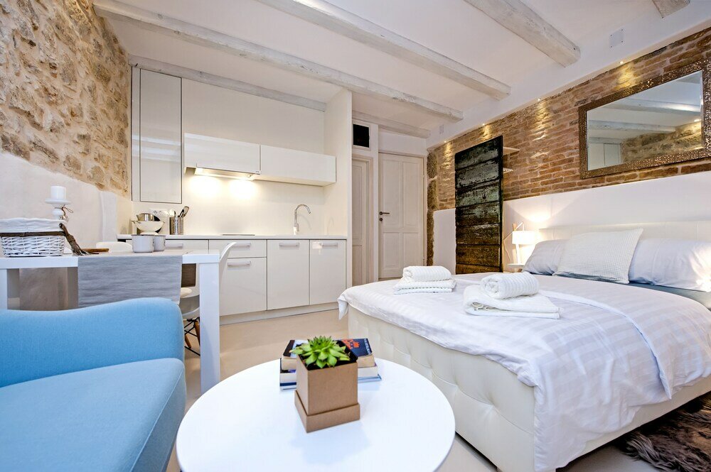 Фото Luna Rooms and Studios