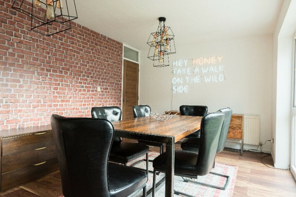 Фото The Century Chalet - Contemporary 2bdr Townhouse with Parking