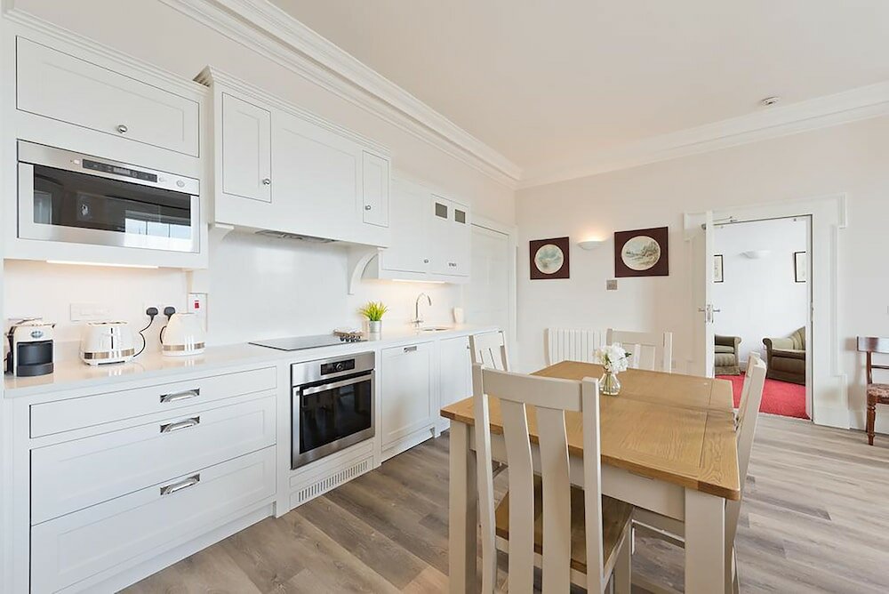 Фото Henrietta Suites City Centre