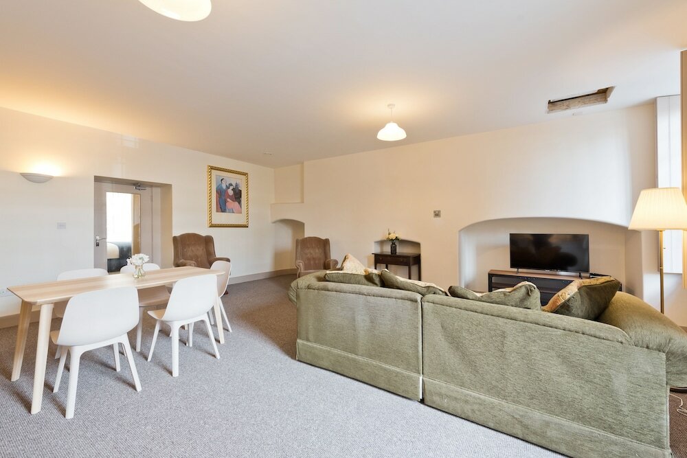 Фото Henrietta Suites City Centre