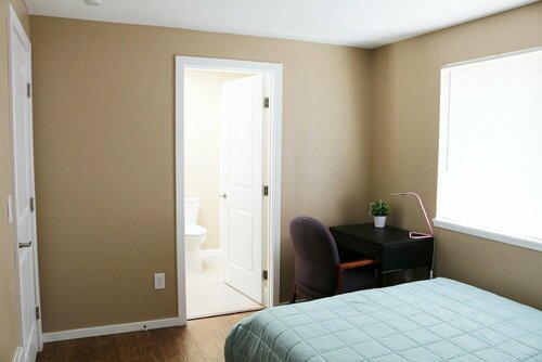Гостиница Quiet Clean and Comfortable Room в Эдмондсе