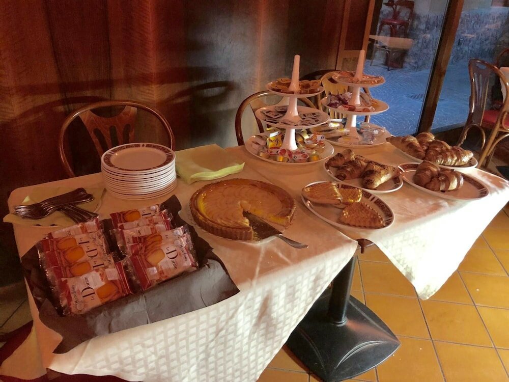 Фото Hotel Karol