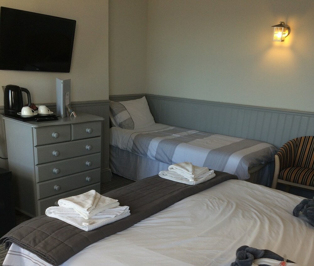 Фото The Leam Hotel