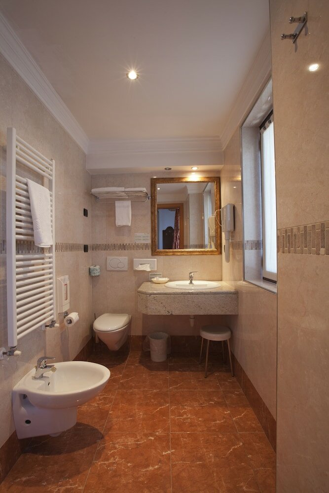 Фото Hotel Ungheria Varese 1946