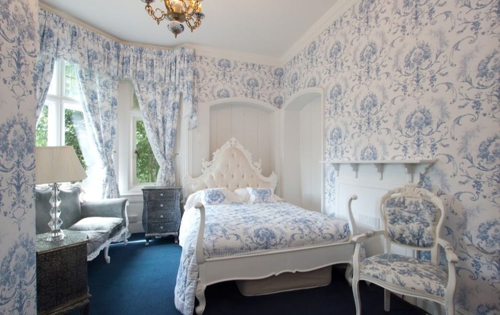 Фото The Gothic Mansion