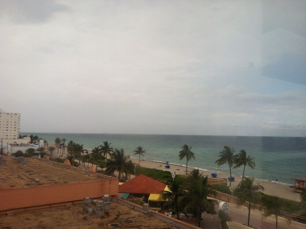 Фото Hollywood Beach Resort- One Bedroom Ocean View