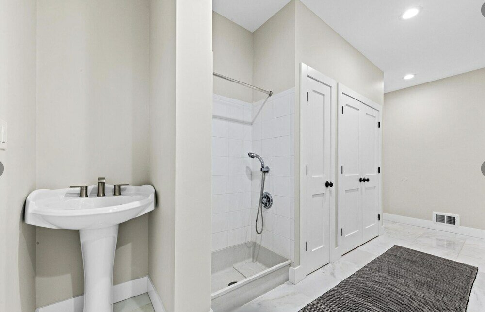 Фото Monmouth Beach 4br Villa on the Water