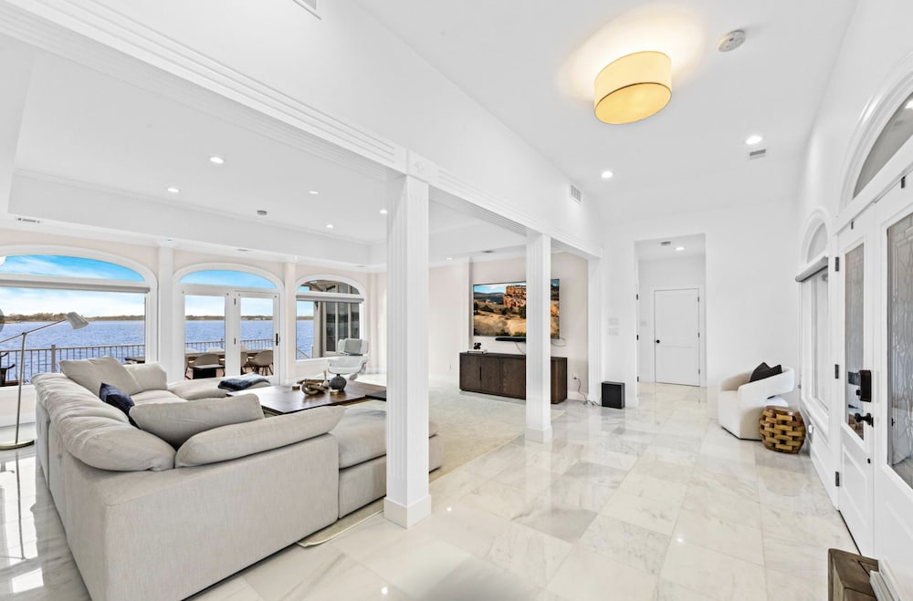 Фото Monmouth Beach 4br Villa on the Water