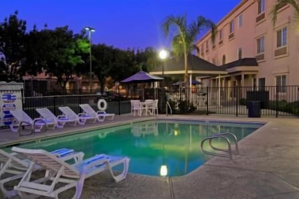 Фото Holiday Inn Express & Suites Tulare, an Ihg Hotel