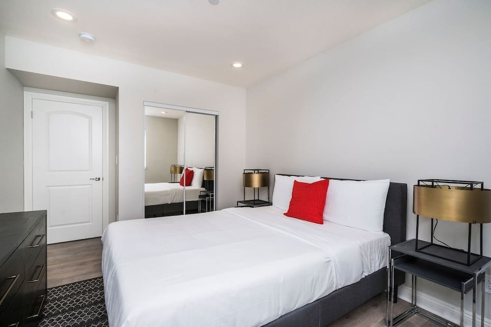 Фото Brand New Luxury 3bdr Townhome In Silver Lake