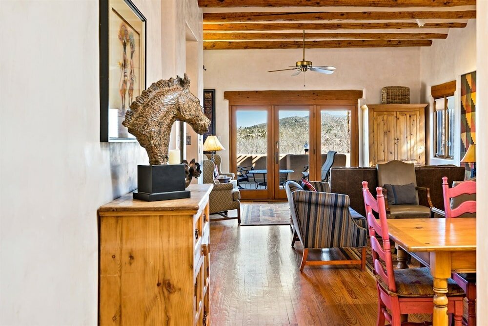 Фото Hummingbird - Spectacular Views, Stunning East Side Home, Walk to Canyon Rd