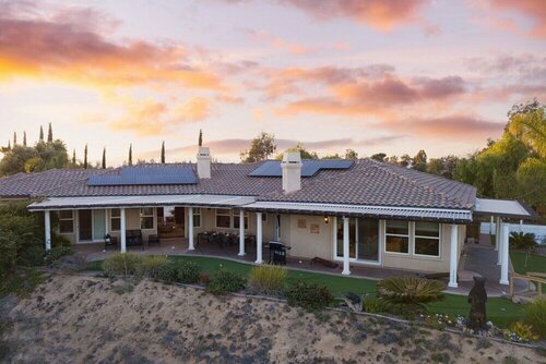 Гостиница Bear Bridge by Avantstay Hilltop Haven in Temecula w Views, Putting Green & Hot Tub в Темекуле
