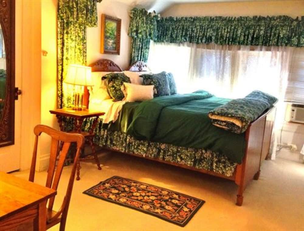 Фото Brass Pineapple Inn