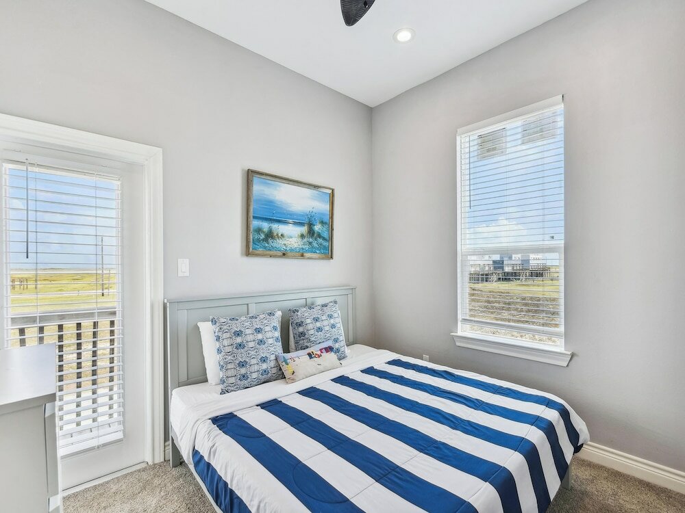 Фото Sand and Sun Beachfront