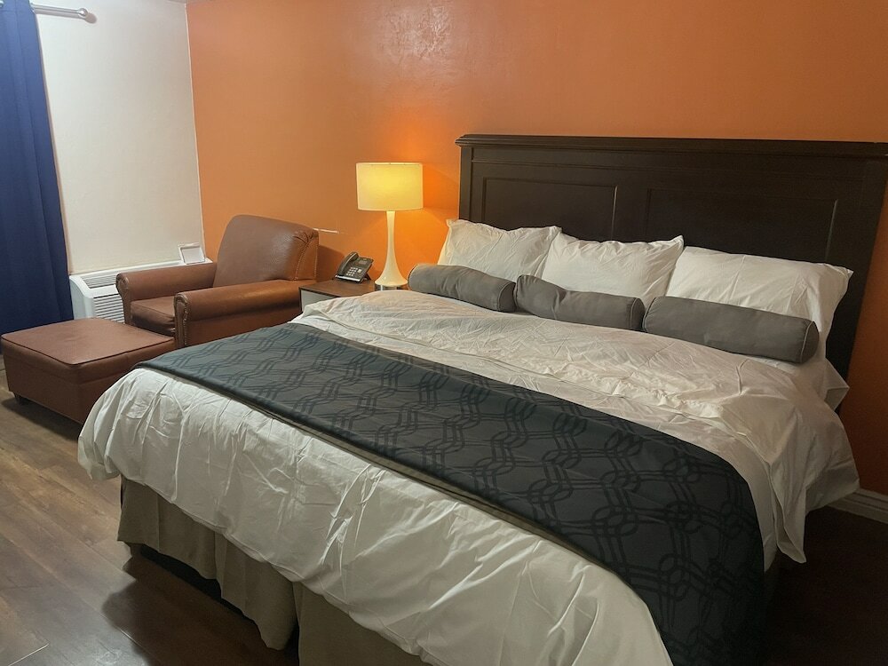 Фото B&j Hotel and Apartment