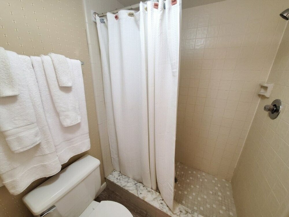 Фото Pet Friendly, 2 Bedroom, 2 Bath - Ocean Village Club P19