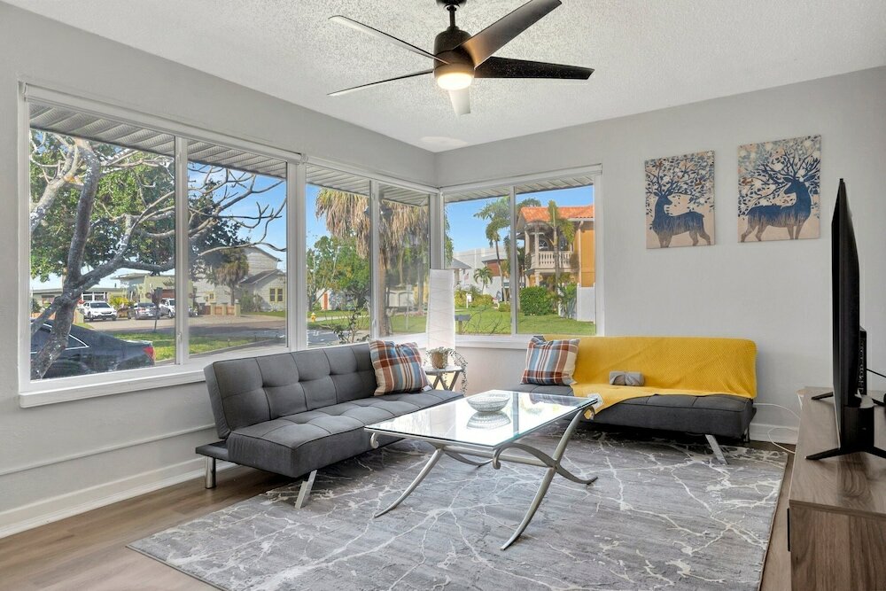 Фото Sunset Stays by the Beach & Caddy's