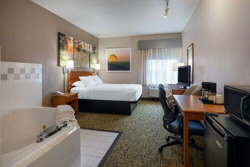 Гостиница Days Inn & Suites by Wyndham Madison в Мэдисоне