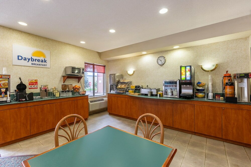 Фото Days Inn & Suites by Wyndham Madison